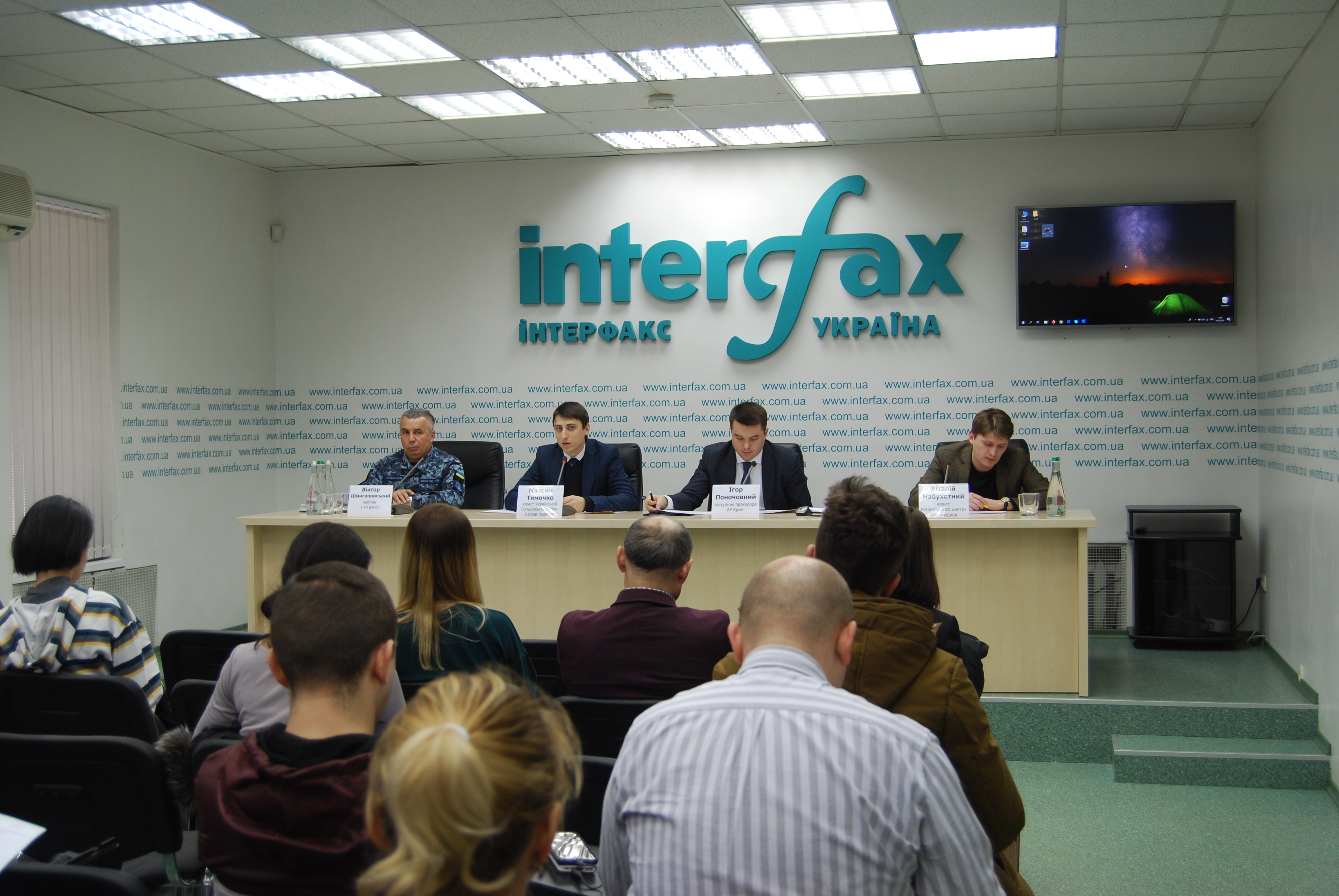 “За спинами жінок і дітей”: використання РФ цивільного населення як “живих щитів” під час окупації Криму