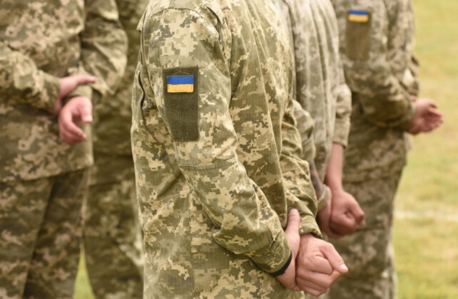  «Я впевнена, що мого сина вбили»: як мати військовослужбовця три роки б’ється за правду про загибель сина