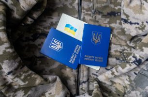 Через помилку у по-батькові загиблого захисника його дружина не отримує повну виплату. Допомагають юристи